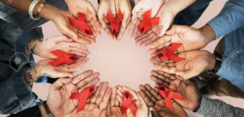 Dans de nombreuses capitales méditerranéennes — d’Alger à Tunis, de Casablanca à Beyrouth — les campagnes de prévention du VIH sont devenues rares, presque discrètes