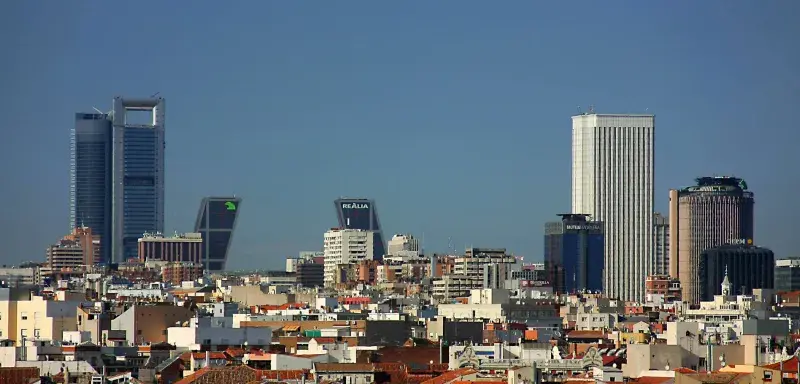 Madrid inflige une amende record de 64 millions d’euros à Airbnb pour des locations touristiques illégales, symbole d'une lutte accrue contre la crise du logement.