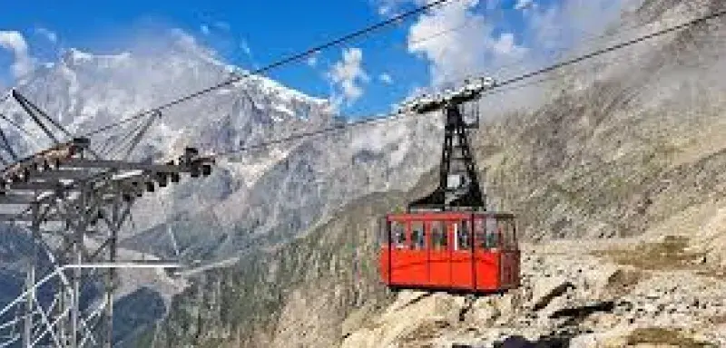 Un téléphérique a déraillé à Macugnaga, dans les Alpes italiennes : quatre blessés, cent évacuations, enquête ouverte sur une possible panne mécanique.