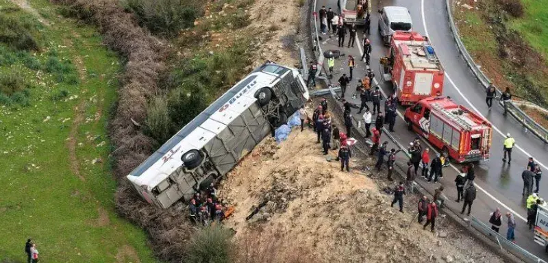 Un bus a chuté dans un ravin près d’Antalya, faisant au moins 16 morts. Un drame qui interroge la sécurité des transports en Turquie
