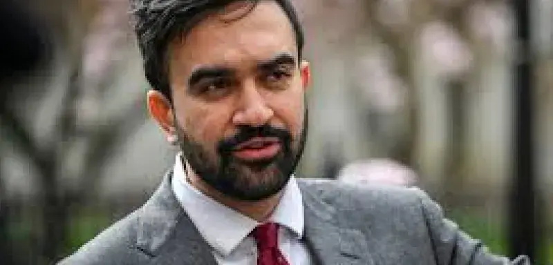 Son parcours atypique — ex‐conseiller en logement, ancien rappeur de métro — fait de lui une figure inattendue dans le paysage politique new-yorkais.