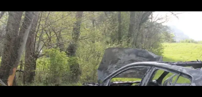 Accident tragique de route avec véhicule endommagé
