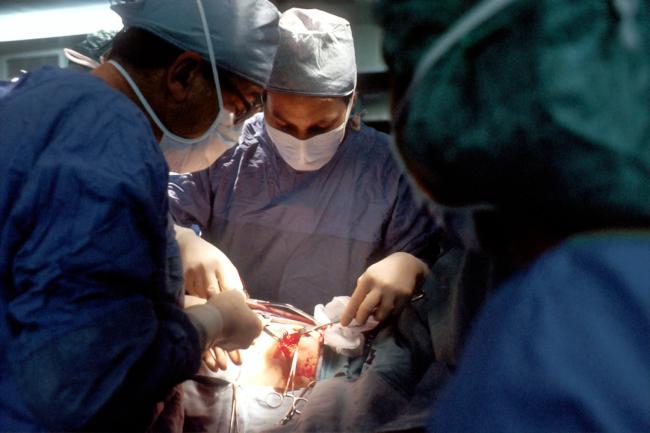Médecin et infirmière pendant une opération chirurgicale
