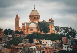 La basilique Saint-Augustin à Annaba, vue panoramique depuis la ville