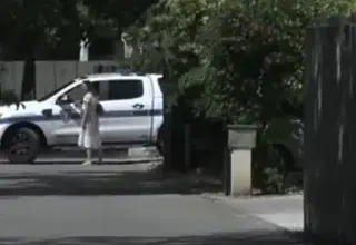 Voiture stationnée sous un soleil de plomb à Carpentras pendant la canicule