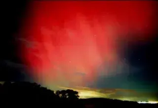 En levant les yeux vers un ciel soudain traversé de lumières dansantes