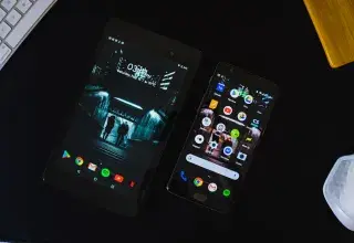 Adolescents sur leurs smartphones et réseaux sociaux