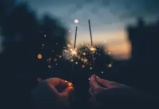 Feu d artifice au-dessus d une ville portuaire la nuit du Nouvel An