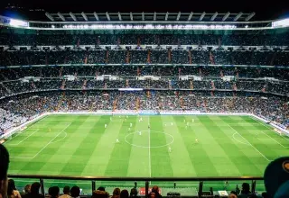 Supporters de football regardant un match dans un stade