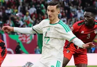 Adil Boulbina numéro 77 en action avec le maillot de l Algérie lors de la CAN 2025