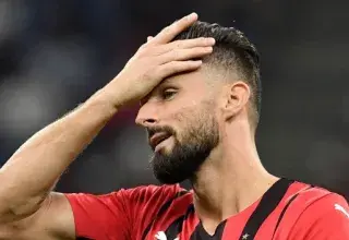 Olivier Giroud avec le maillot du LOSC lors du match contre Strasbourg