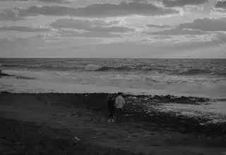 La mer Méditerranée sous un ciel menaçant, symbole des dangers de la traversée pour les migrants