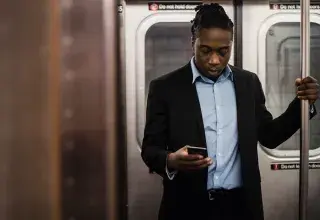 Un utilisateur consulte son smartphone, illustration des risques de smishing après la cyberattaque Relais Colis