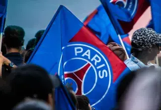 Drapeau du Paris Saint-Germain flottant dans le stade