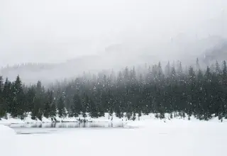 Route enneigée en France avec visibilité réduite, conditions hivernales dangereuses