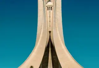 Vue aérienne d'Alger avec ses bâtiments blancs sous un ciel bleu