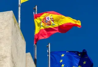 Drapeaux espagnols flottant au vent sous un ciel ensoleillé