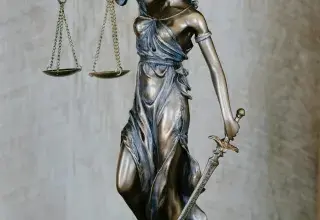 Balance de la justice dorée sur fond clair