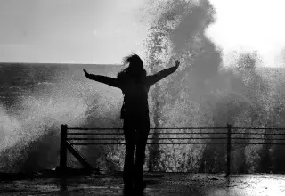 Vague géante sur la côte lors d'une tempête violente
