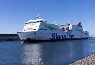 Ferry transportant des véhicules en mer sous un ciel bleu