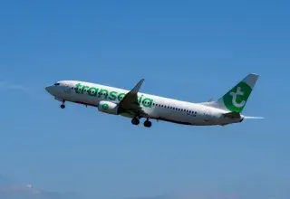 Avion Transavia en vol dans un ciel bleu