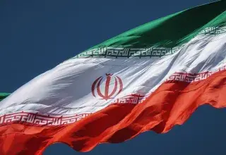 Drapeau iranien flottant dans le ciel