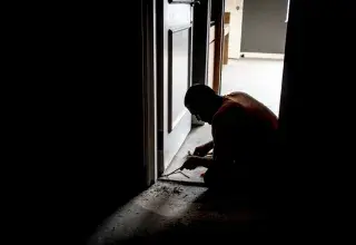 Ouvrier réalisant des travaux de rénovation dans une maison