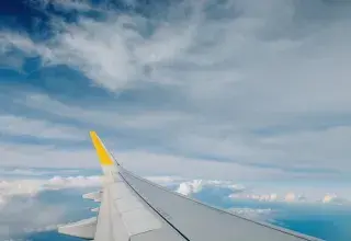 Aile d'un avion en vol dans le ciel