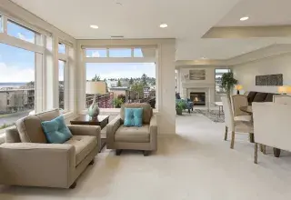 Appartement moderne avec clés sur la table, symbolisant la location Airbnb