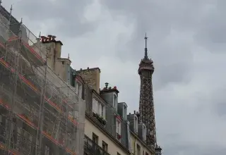 Immeuble ancien parisien avec vue sur la Tour Eiffel