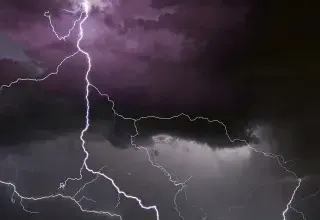Éclair dans un ciel orageux au-dessus de la mer