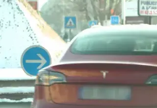 Un véhicule Tesla garé dans une rue, symbole d'une marque en pleine crise de confiance
