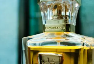 Gros plan sur un flacon de parfum de luxe