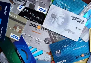 Gros plan sur plusieurs cartes de crédit Visa, Mastercard et American Express