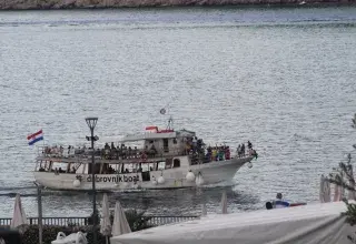 Des migrants à bord d'une embarcation en mer Méditerranée