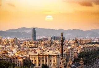 Vue panoramique de Barcelone avec ses monuments emblématiques sous une lumière dorée