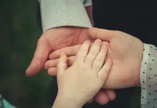 Documents de succession et patrimoine familial posés sur un bureau