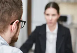 Professionnels discutant dans un bureau moderne, illustrant le recrutement assisté par intelligence artificielle