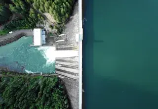 Vue aérienne d'un barrage et de son réservoir d'eau