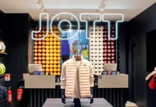 Devanture d'une boutique JOTT, la marque marseillaise de doudounes en redressement judiciaire