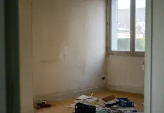 Pièce en cours de rénovation avec des matériaux de construction au sol