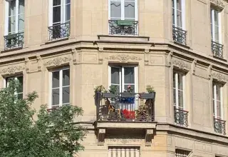Façade d'un immeuble résidentiel illustrant le marché immobilier français