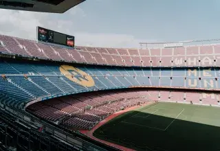 Vue du stade Camp Nou à Barcelone, mettant en avant les tribunes emblématiques et le terrain