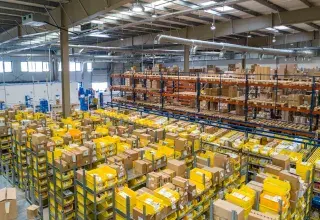 Colis de livraison e-commerce empilés dans un entrepôt logistique