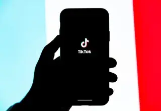 Smartphone affichant le logo TikTok, illustration des réseaux sociaux et de la diffusion de vidéos en ligne
