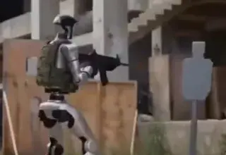 Robot humanoïde et chiens-robots quadrupèdes en exercice militaire, illustration des programmes d'armes autonomes chinois