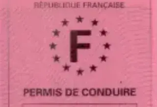 Permis de conduire rose trois volets posé à côté du nouveau permis au format carte de crédit