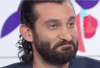 Illustration pour l'article: En plein direct des JO d'hiver de Milan-Cortina, un commentateur suisse remet en question la partici