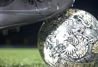 Joueurs de football sur un terrain de compétition