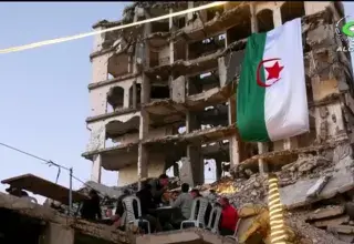 Des Palestiniens réunis pour un iftar collectif au milieu des décombres à Gaza